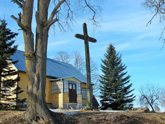 Kryžius Katinų kaime, Joniškėlio apylinkių seniūnijoje, Pasvalio rajone, žymintis knygnešio Jurgio Bielinio paskutinio atodūsio vietą. Gražvydo Balčiūnaičio nuotrauka
